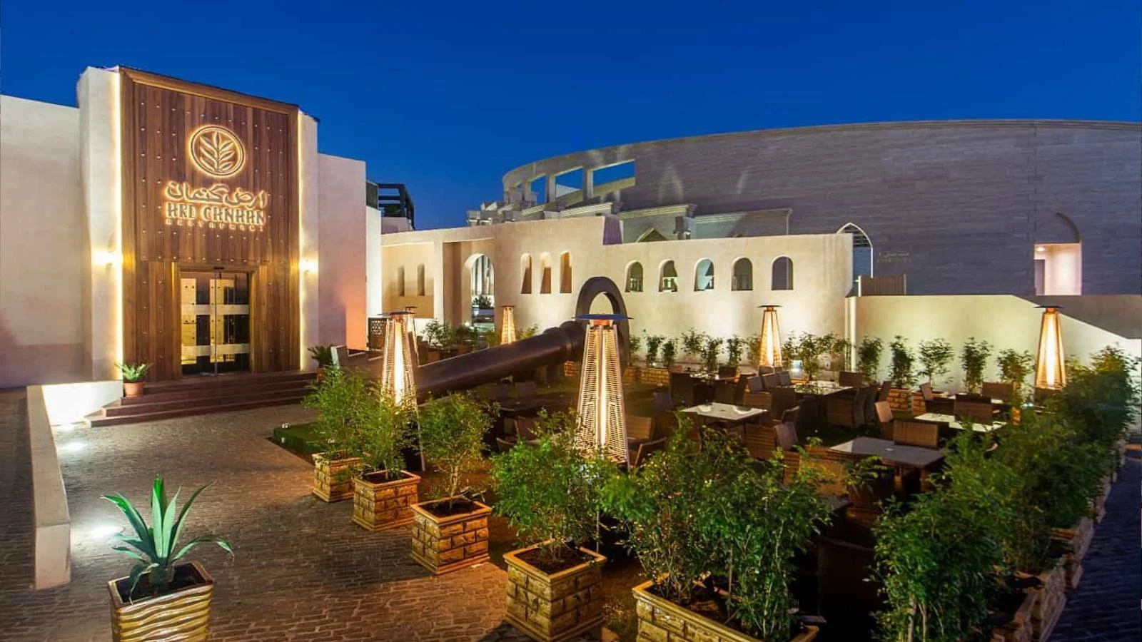 cây xanh trong nhà hàng