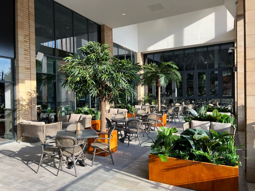 cây xanh và bonsai trong thiết kế nhà hàng