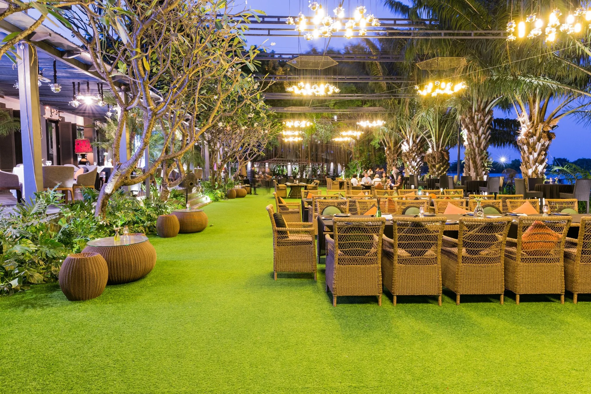 Trang trí trong nhà hàng sân vườn