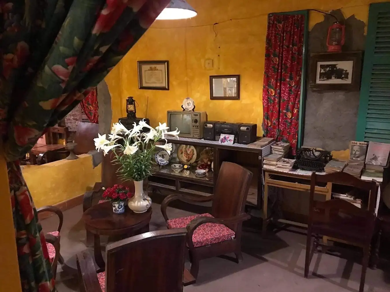 Vật dụng trang trí quán cafe vintage