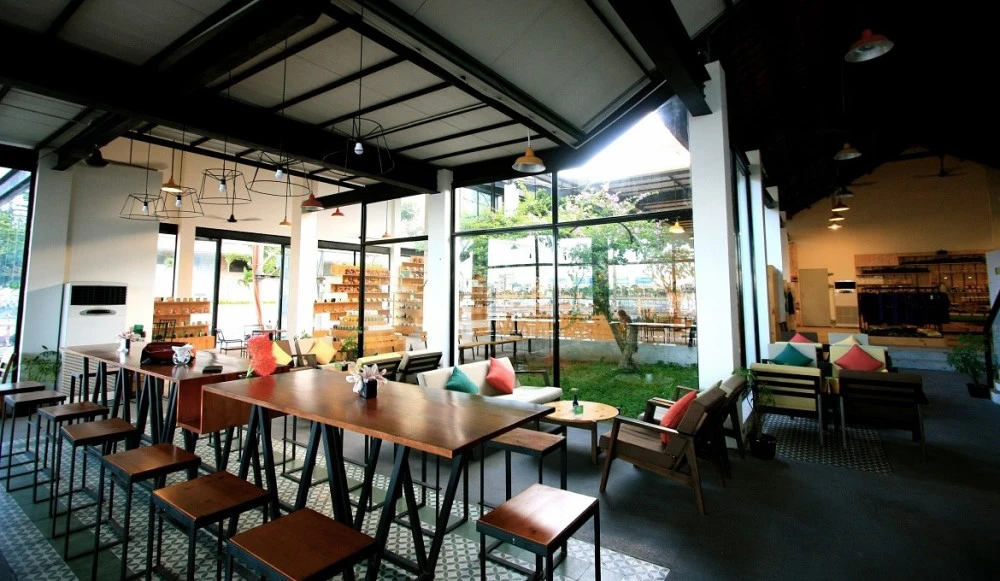 nhân viên quán cafe