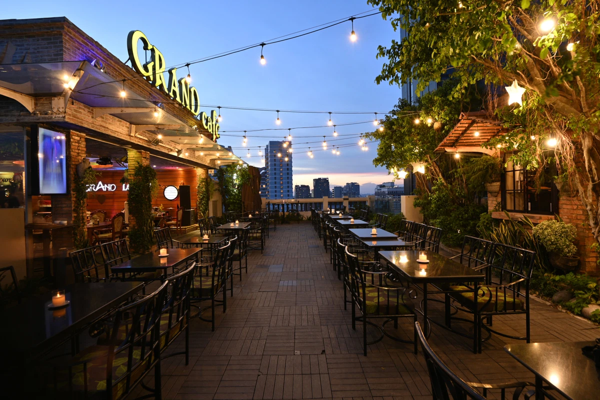 thiết kế quán cafe rooftop