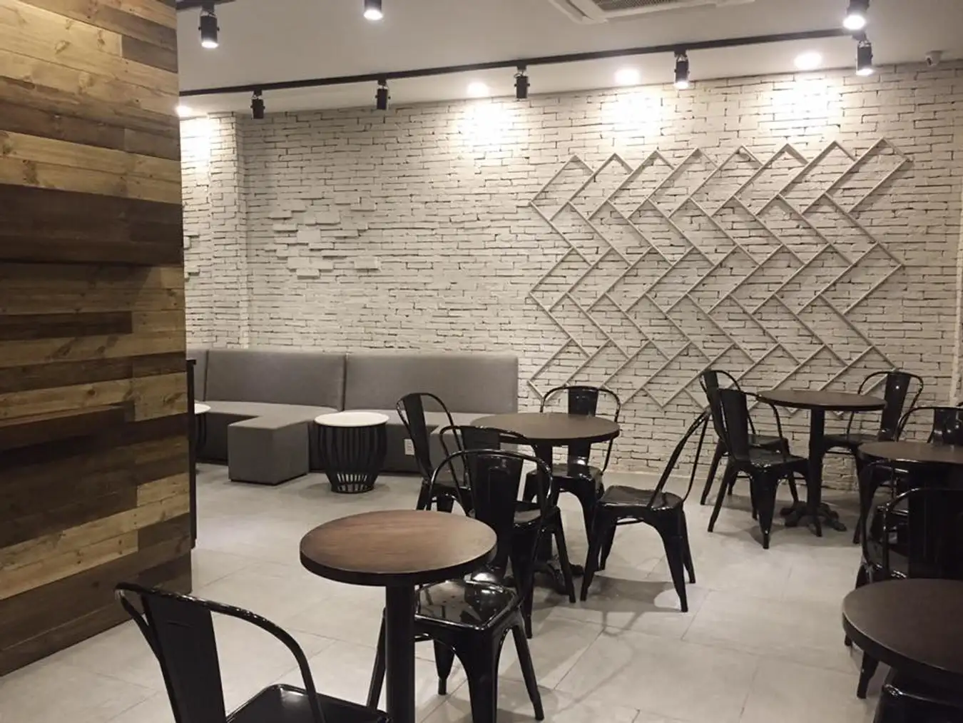 thiết kế quán cafe đêm phong cách minimalist