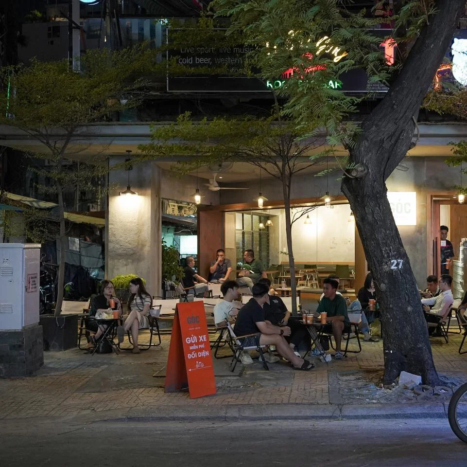 thiết kế không gian ngoài trời cho quán cafe đêm